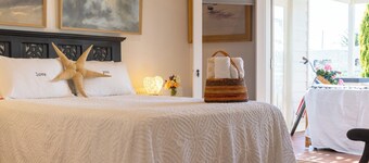 Sea views. 50 metres to water.Luxury.King bedroom, Lounge,Kitchenette ,veranda .