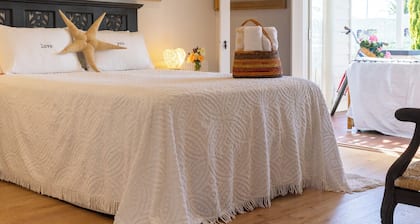 Sea views. 50 metres to water.Luxury.King bedroom, Lounge,Kitchenette ,veranda .