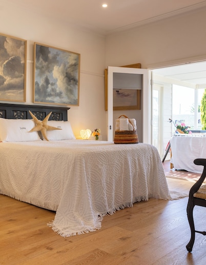 Sea views. 50 metres to water.Luxury.King bedroom, Lounge,Kitchenette ,veranda .