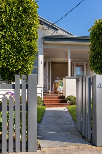 Sea views. 50 metres to water.Luxury.King bedroom, Lounge,Kitchenette ,veranda .