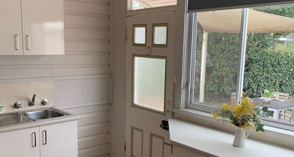 Mews on March - Charming 2 bedroom Cottage. CBD Orange. Brand new bathroom.