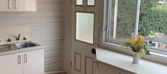 Mews on March - Charming 2 bedroom Cottage. CBD Orange. Brand new bathroom.