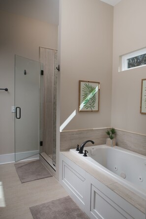 Combined shower/bathtub, jetted bath, hair dryer, towels - Exquisite Cottage Near Historic Savannah and Tybee (Thunderbolt)