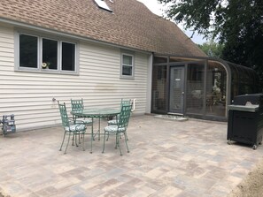 Outdoor dining - Spacious Cozy Cabin Style house.  (Holliston)