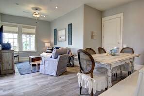 Älytelevisio, DVD-soitin, kirjoja, videokirjasto