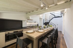 Kühlschrank, Ofen, Herdplatte, Kochgeschirr/Geschirr/Besteck