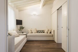 TV - Greci Terrace luxury apartment in Florence by Mmega (Firenze)
