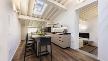 Frigorifero, forno, piano cottura, pentole/stoviglie/utensili