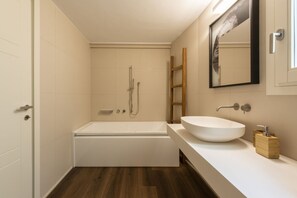 Een bad, een haardroger, een bidet, handdoeken