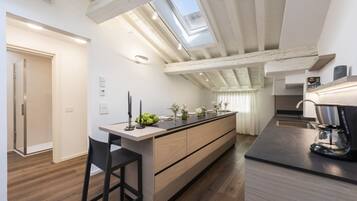 Frigorifero, forno, piano cottura, pentole/stoviglie/utensili