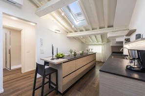 Frigorifero, forno, piano cottura, pentole/stoviglie/utensili