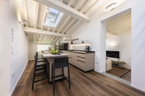 Fridge, oven, stovetop, cookware/dishes/utensils - Greci Terrace luxury apartment in Florence by Mmega (Firenze)