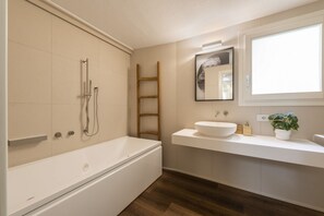 Een bad, een haardroger, een bidet, handdoeken