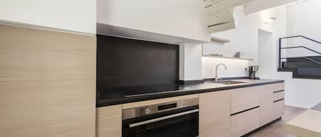 Kjøleskap, ovn, kokeplater og kjøkkenutstyr