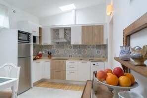 Geladeira, micro-ondas, cooktop, lava-louças