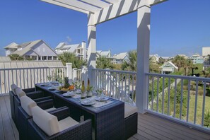 Outdoor dining - Massive, Dog-Friendly Beach Home w/ Access to Amenities in Cinnamon Shore (Port Aransas)