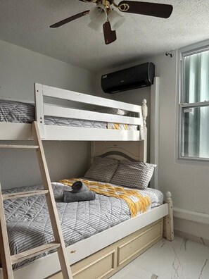 3 quartos, berço de viagem, Wi-Fi, roupa de cama