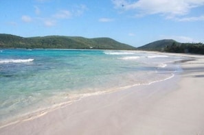 En la playa, camastros y toallas de playa 