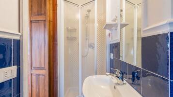 Doccia, asciugacapelli, bidet, asciugamani