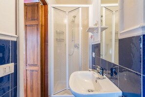 Douche, séchoir à cheveux, bidet, serviettes fournies