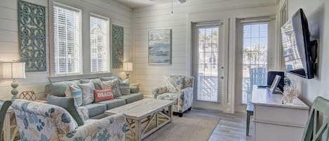 Téléviseur connecté, lecteur de DVD, livres, sélection de films