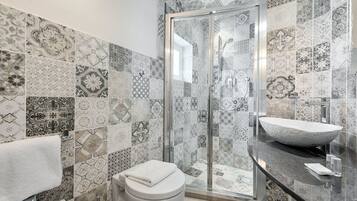 Douche, sĂšche-cheveux, bidet, serviettes fournies