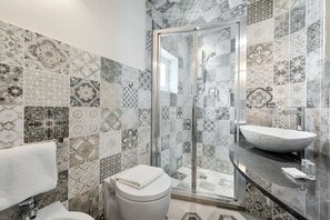 Chuveiro, secador de cabelo, bidê, toalhas de banho