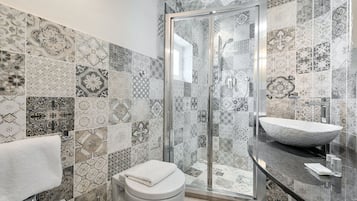 Dusch, hårtork, bidé och handdukar