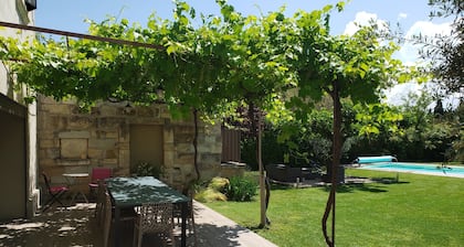 Mas entre Avignon et Saint Remy de Provence Ă Barbentane