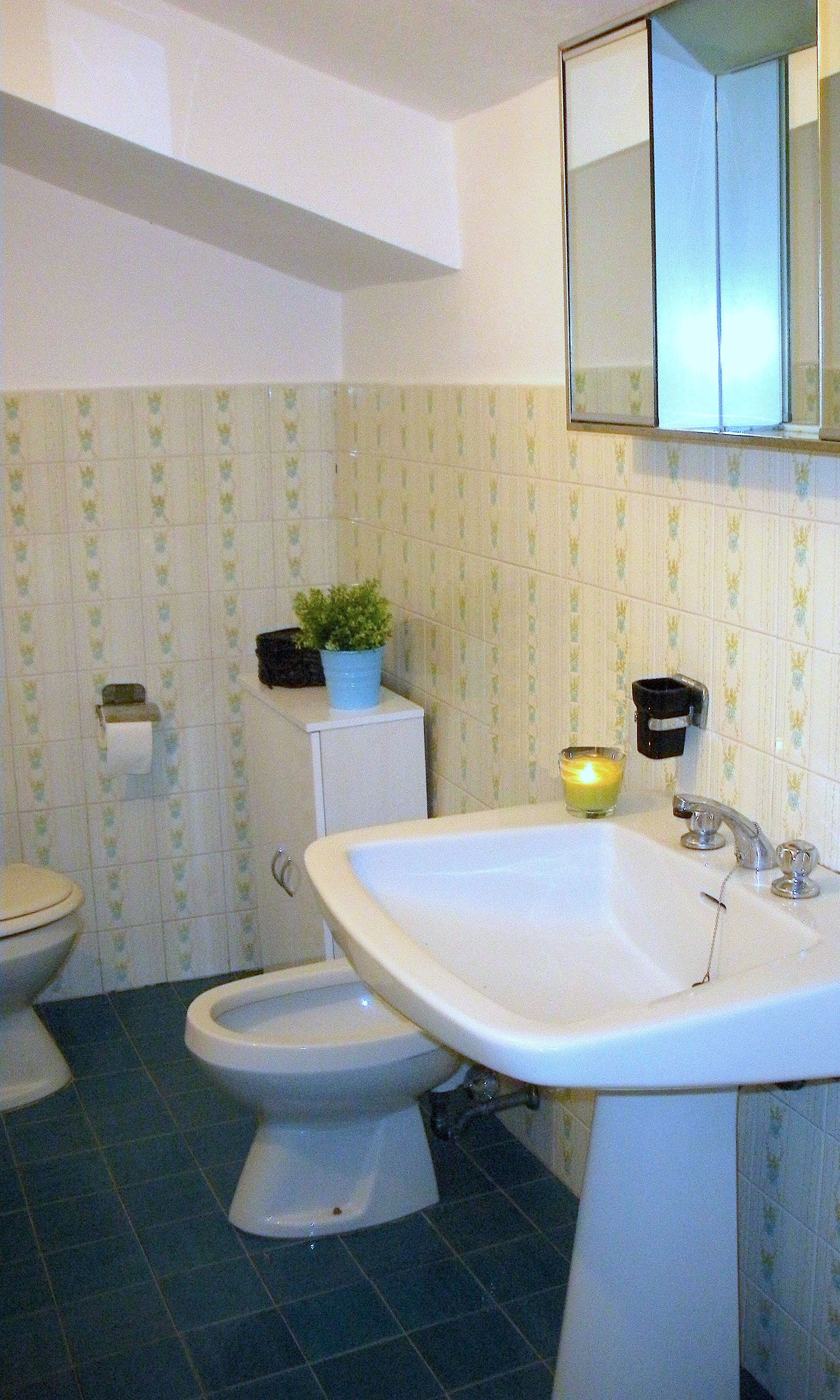 Un bagno con il water, un bidet e un lavandino.