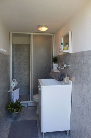 Duschwanne, Haartrockner, Bidet, Handtücher