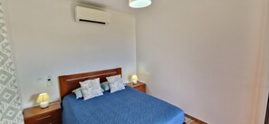 2 chambres, fer et planche à repasser, lit de bébé portatif