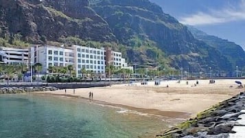 Beach nearby, sun-loungers, beach towels