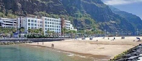 Beach nearby, sun-loungers, beach towels