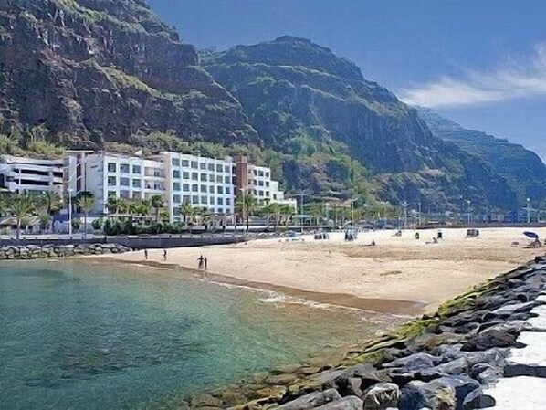 Beach nearby, sun-loungers, beach towels