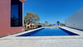 Una piscina al aire libre, una piscina climatizada