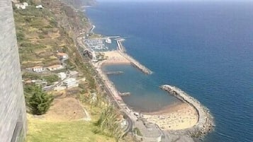 Una spiaggia nelle vicinanze, lettini da mare, teli da spiaggia