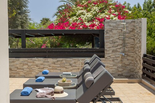 Villa Mesogeios is located in central Protaras within walking distance to golden sandy beache