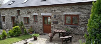 Karakterfulde sommerhus i smukke, rolige, landlige omgivelser tæt på kysten.