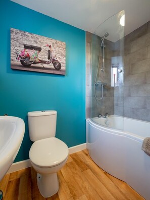 Combined shower/tub, hair dryer, towels