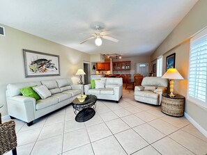 Smart-TV, Tischfußball, Tischtennisplatte, Bücher