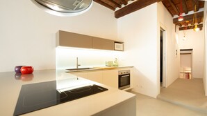 Una cocina moderna con estufa integrada, microondas y lavaplatos.