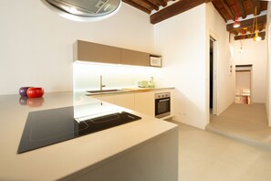 Kühlschrank, Mikrowelle, Ofen, Geschirrspüler