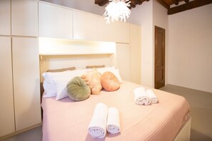 2 chambres, fer et planche à repasser, lit de bébé portatif