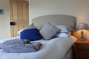 2 habitaciones, escritorio y tabla de planchar con plancha 