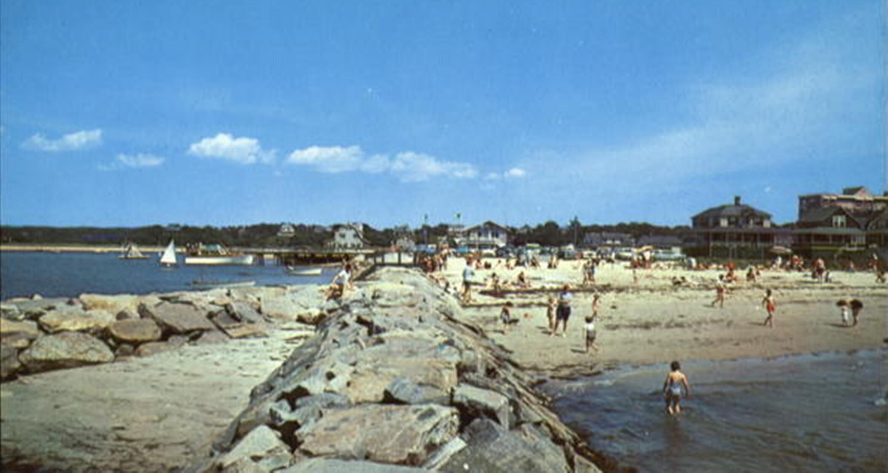 Beach nearby, sun loungers, beach towels