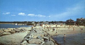 Ubicación cercana a la playa, tumbonas y toallas de playa