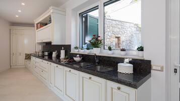 Réfrigérateur, four à micro-ondes, un four, surface de cuisson