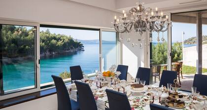 Fully Serviced Beachfront Extravagance- Heated Pool, Jacuzzi, Mesmerizing Sunset