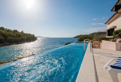 Fully Serviced Beachfront Extravagance- Heated Pool, Jacuzzi, Mesmerizing Sunset